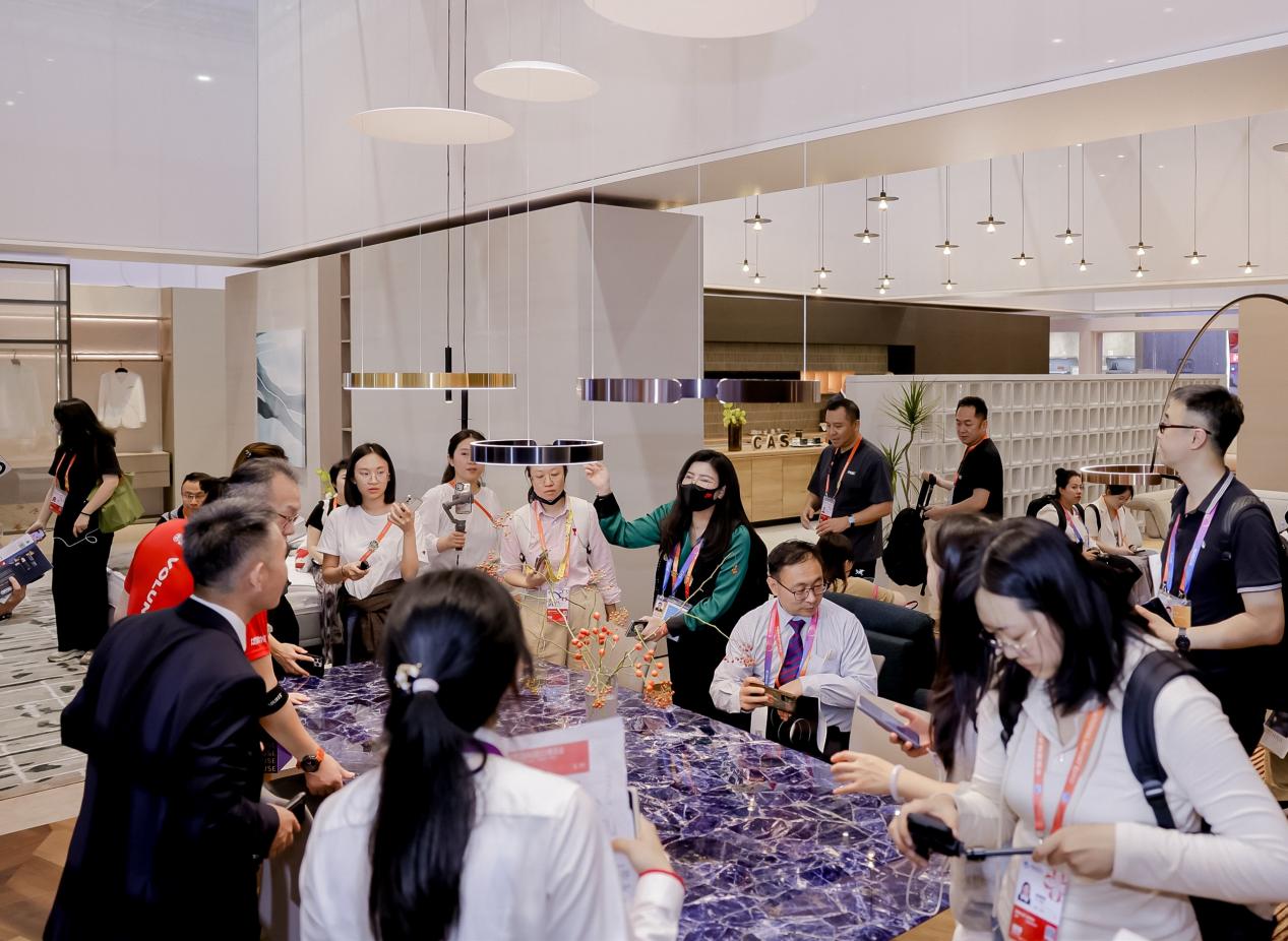 欢迎,进博新面孔|柏丽:很高兴加入这个“大家庭”(图1) 柏丽进博会 首次参展 智联全屋定制_柏丽橱柜官网