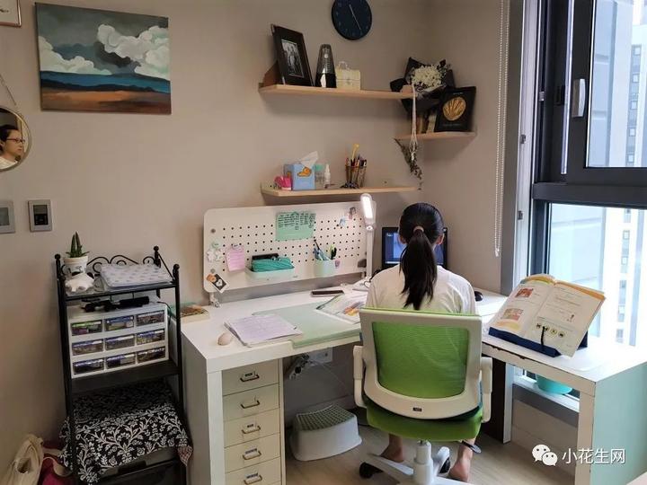 三个妈妈给娃精心布置“书桌区”,好多“鸡娃小心机”(图17) 打造专注学习书桌区_写字台家具宜家_日本韩国美国书桌布置攻略