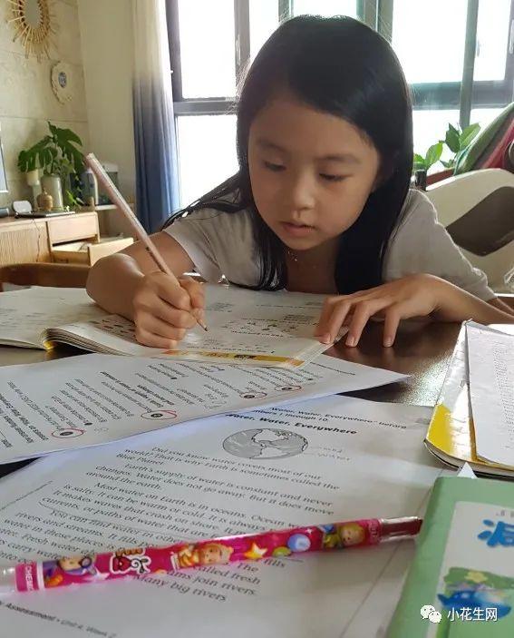 三个妈妈给娃精心布置“书桌区”,好多“鸡娃小心机”(图25) 写字台家具宜家_日本韩国美国书桌布置攻略_打造专注学习书桌区