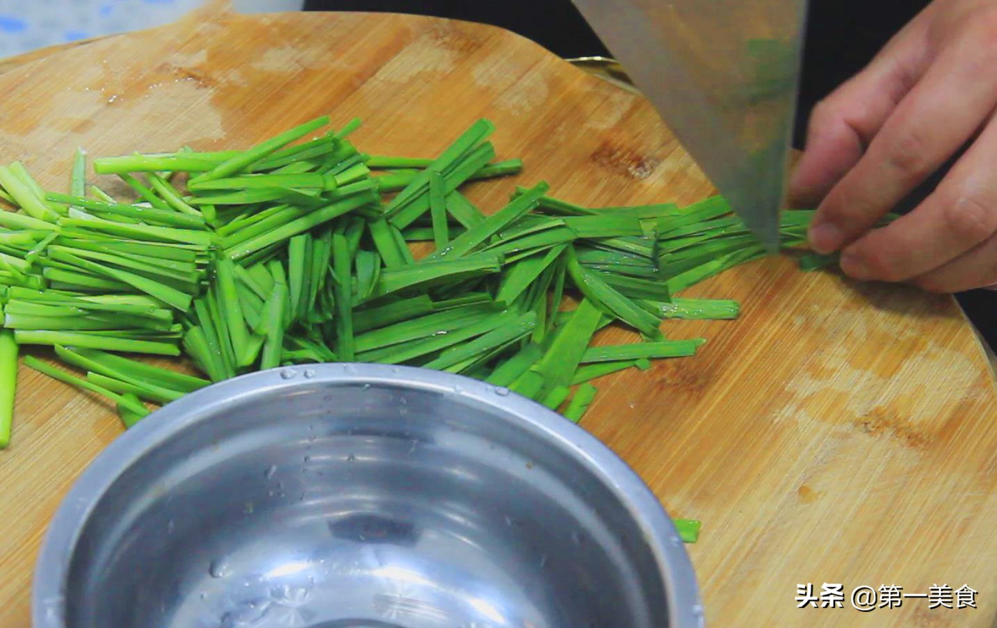 厨师长教你做小炒素三丝,清淡鲜美,三个步骤,2分钟炒一盘(图2) 素菜的做法大全家常_素三丝做法_胡萝卜韭菜绿豆芽炒法