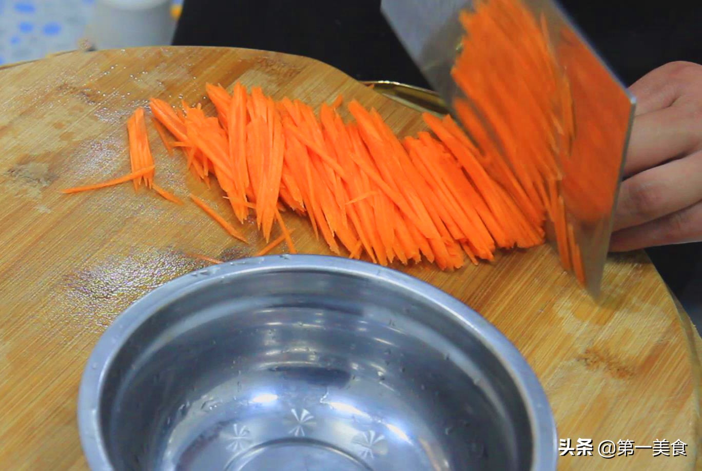 厨师长教你做小炒素三丝,清淡鲜美,三个步骤,2分钟炒一盘(图3) 素菜的做法大全家常_胡萝卜韭菜绿豆芽炒法_素三丝做法