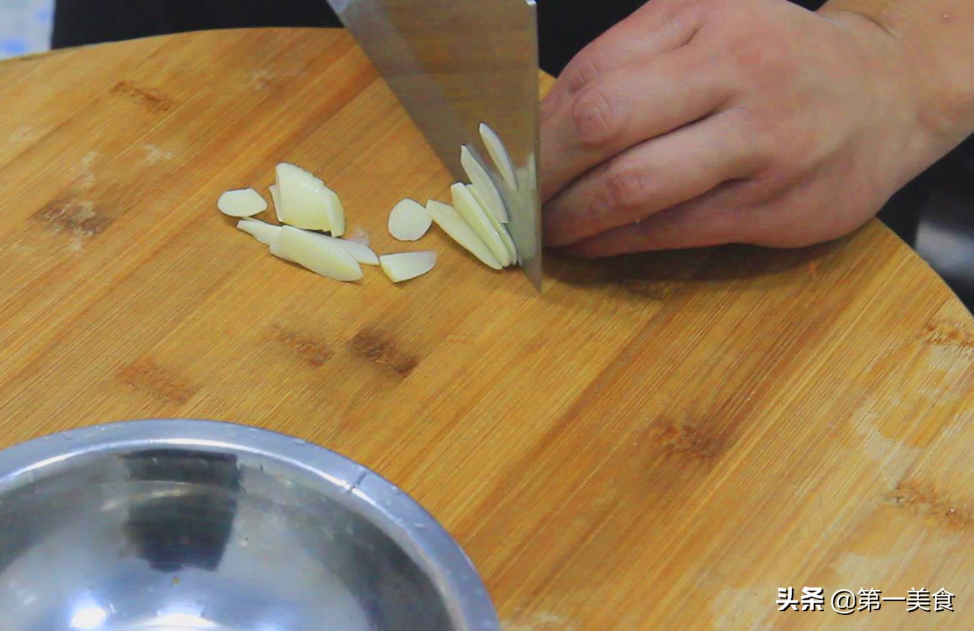 厨师长教你做小炒素三丝,清淡鲜美,三个步骤,2分钟炒一盘(图4) 素三丝做法_胡萝卜韭菜绿豆芽炒法_素菜的做法大全家常