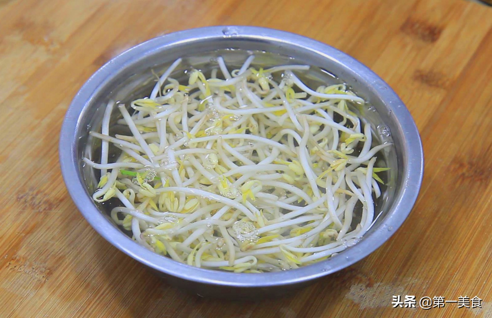 厨师长教你做小炒素三丝,清淡鲜美,三个步骤,2分钟炒一盘(图5) 素菜的做法大全家常_素三丝做法_胡萝卜韭菜绿豆芽炒法