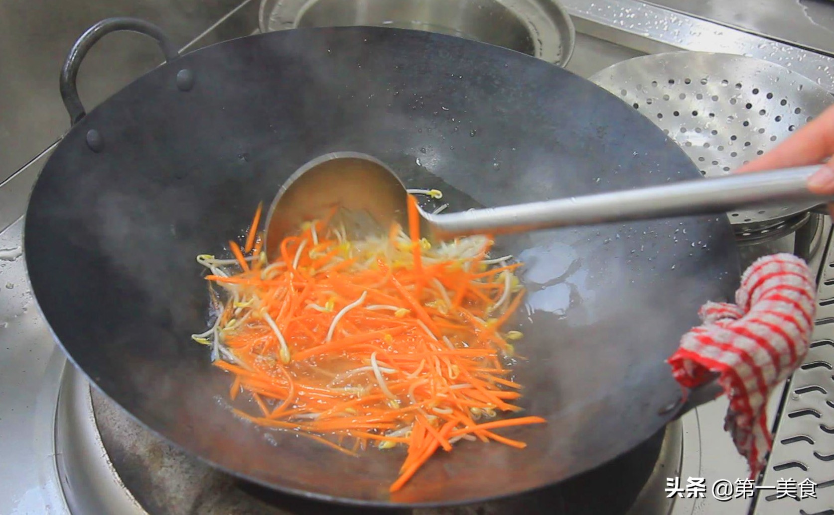 厨师长教你做小炒素三丝,清淡鲜美,三个步骤,2分钟炒一盘(图6) 素三丝做法_胡萝卜韭菜绿豆芽炒法_素菜的做法大全家常