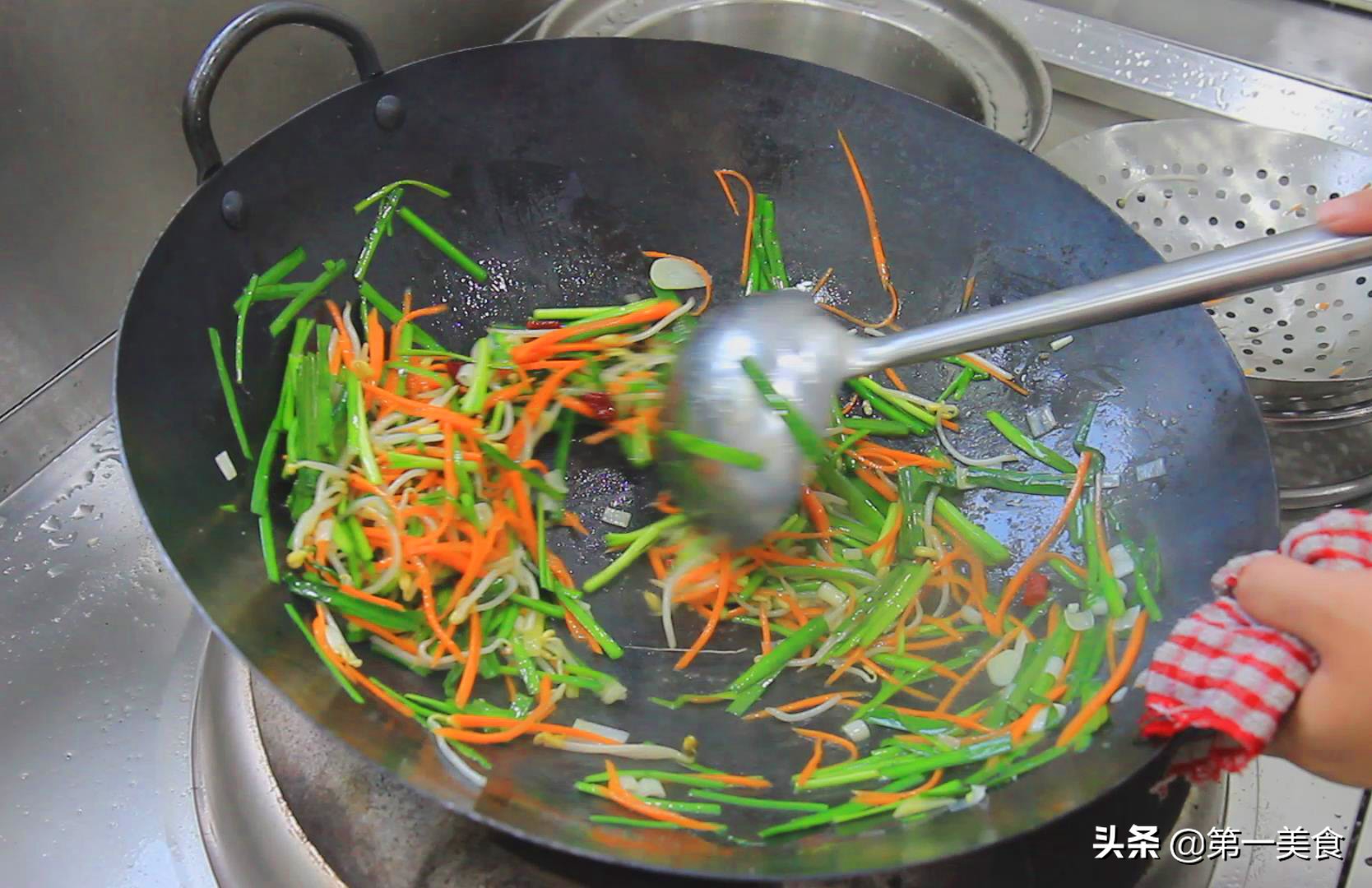 厨师长教你做小炒素三丝,清淡鲜美,三个步骤,2分钟炒一盘(图7) 素菜的做法大全家常_胡萝卜韭菜绿豆芽炒法_素三丝做法