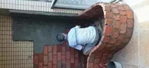 老公心血来潮在阳台上砌了一个鱼池子,砌好后发到业主群传开了(图1) 阳台鱼池建造过程_鱼池防水施工方法_阳台鱼池装修效果图