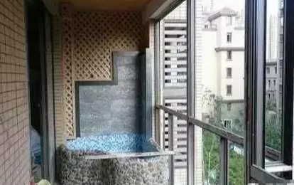 老公心血来潮在阳台上砌了一个鱼池子,砌好后发到业主群传开了(图3) 阳台鱼池建造过程_阳台鱼池装修效果图_鱼池防水施工方法