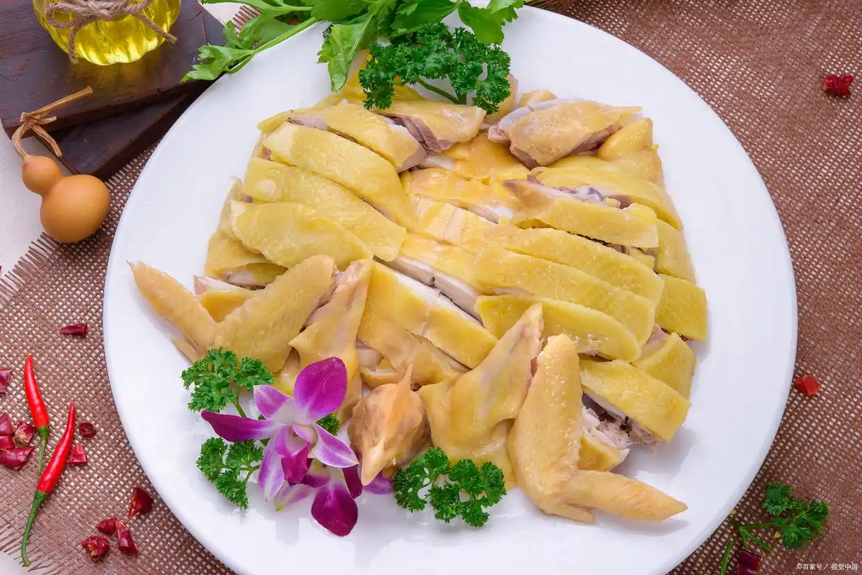 白切鸡这样做才正宗!揭秘“皮爽肉滑”的黄金法则,附摆盘教程(图1) 做白切鸡什么料_广州陶陶居主厨秘制配方_白切鸡做法