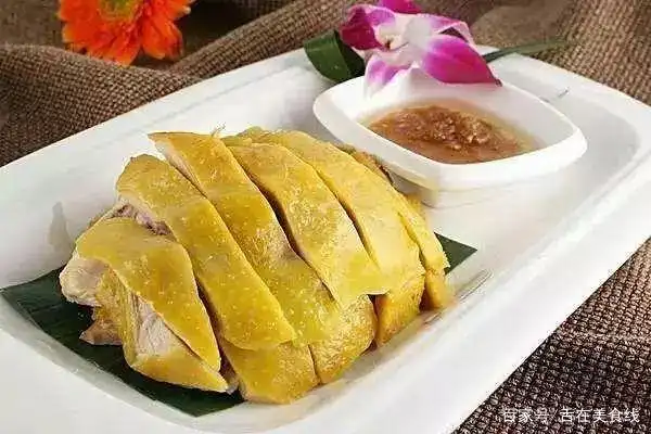 白斩鸡的14种做法,肥嫩鲜美,不管是谁,一学就会,年夜饭飘香!(图1) 做白切鸡什么料_白斩鸡调料制作方法_白斩鸡Q嫩秘诀