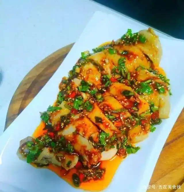 白斩鸡的14种做法,肥嫩鲜美,不管是谁,一学就会,年夜饭飘香!(图2) 做白切鸡什么料_白斩鸡Q嫩秘诀_白斩鸡调料制作方法