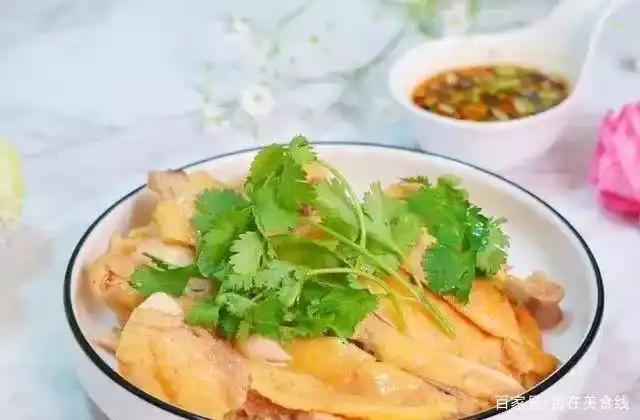 白斩鸡的14种做法,肥嫩鲜美,不管是谁,一学就会,年夜饭飘香!(图11) 做白切鸡什么料_白斩鸡调料制作方法_白斩鸡Q嫩秘诀
