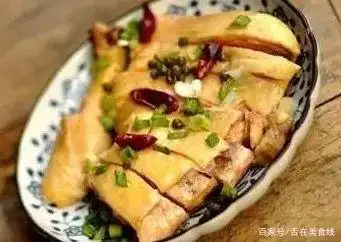 白斩鸡的14种做法,肥嫩鲜美,不管是谁,一学就会,年夜饭飘香!(图13) 做白切鸡什么料_白斩鸡调料制作方法_白斩鸡Q嫩秘诀