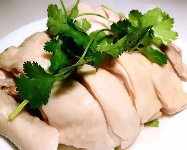 白斩鸡的14种做法,肥嫩鲜美,不管是谁,一学就会,年夜饭飘香!(图3) 白斩鸡Q嫩秘诀_白斩鸡调料制作方法_做白切鸡什么料