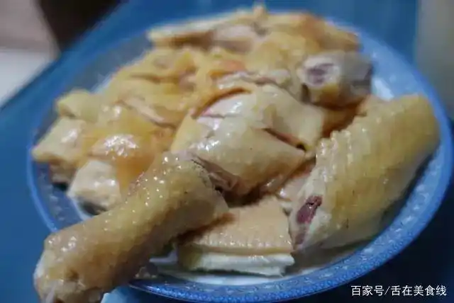 白斩鸡的14种做法,肥嫩鲜美,不管是谁,一学就会,年夜饭飘香!(图7) 做白切鸡什么料_白斩鸡Q嫩秘诀_白斩鸡调料制作方法
