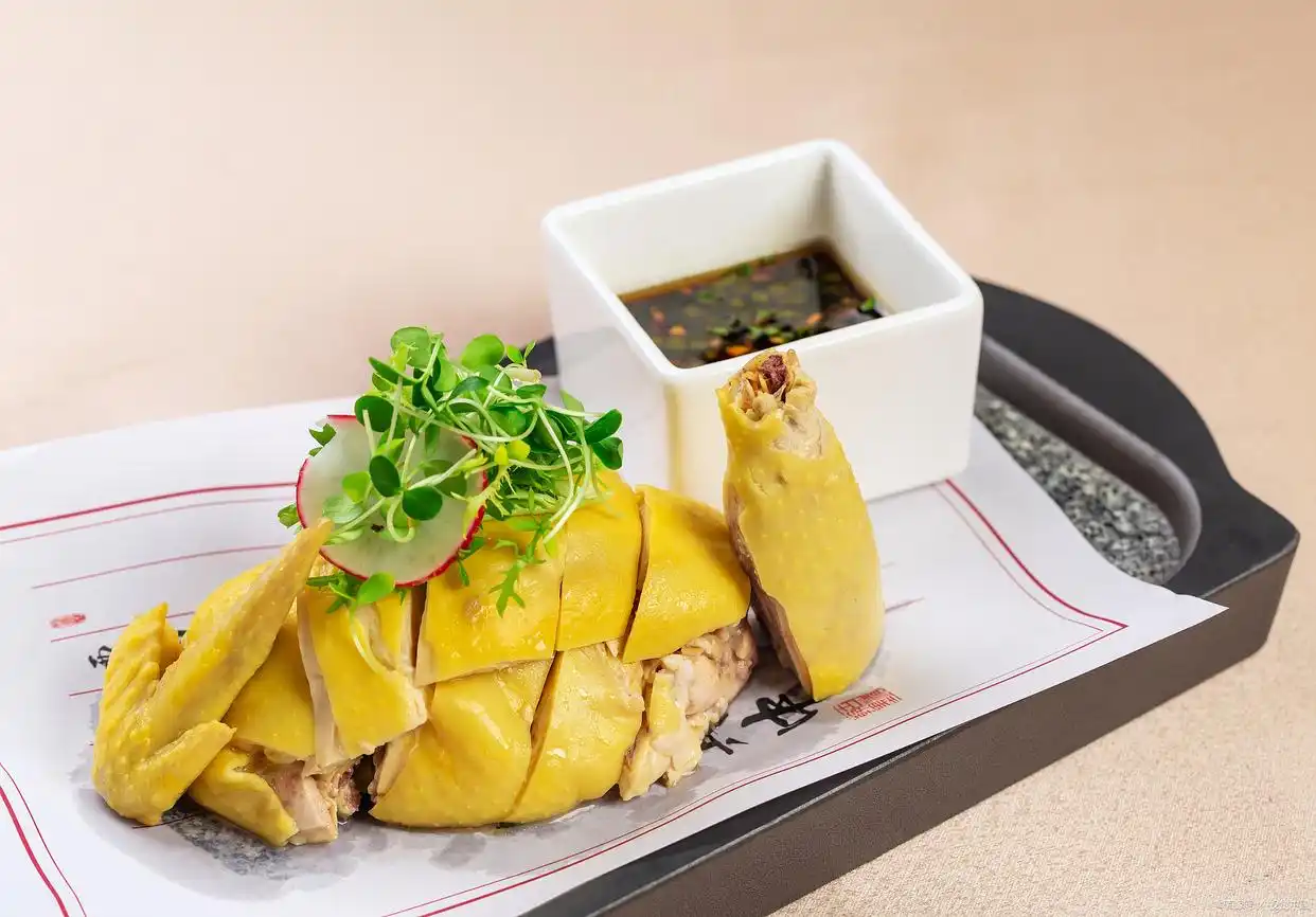 掌握酱料秘方,烹饪完美白切鸡!(图1) 白切鸡酱料调制方法_做白切鸡什么料_白切鸡经典酱料配方