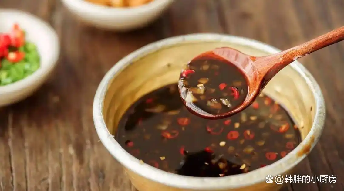 掌握酱料秘方,烹饪完美白切鸡!(图3) 做白切鸡什么料_白切鸡酱料调制方法_白切鸡经典酱料配方