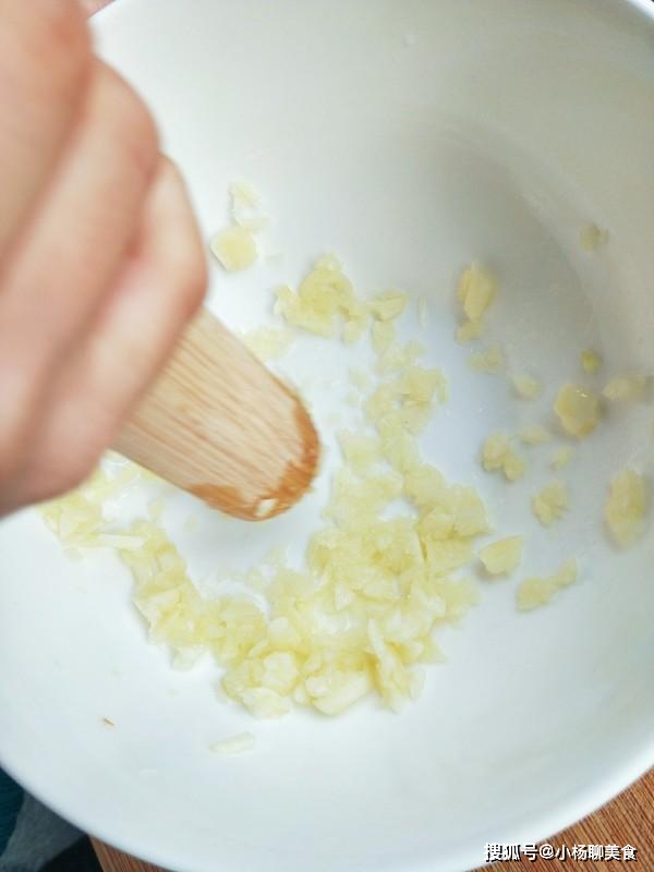 白斩鸡蘸料配方_做白切鸡什么料_白切鸡做法