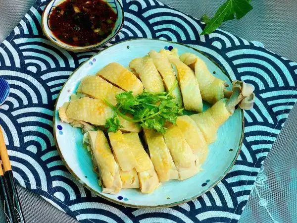 白切鸡怎么做才皮脆肉滑_如何制作鲜爽香嫩的白切鸡_做白切鸡什么料