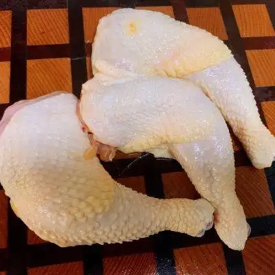 如何制作鲜爽香嫩的白切鸡_白切鸡怎么做才皮脆肉滑_做白切鸡什么料