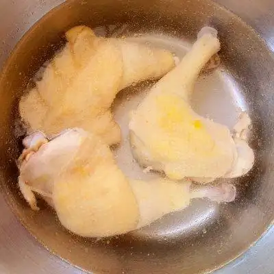 白切鸡怎么做才皮脆肉滑_如何制作鲜爽香嫩的白切鸡_做白切鸡什么料