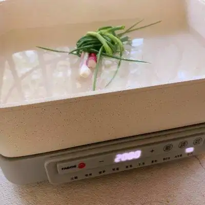 如何制作鲜爽香嫩的白切鸡_白切鸡怎么做才皮脆肉滑_做白切鸡什么料