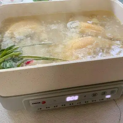 做白切鸡什么料_白切鸡怎么做才皮脆肉滑_如何制作鲜爽香嫩的白切鸡