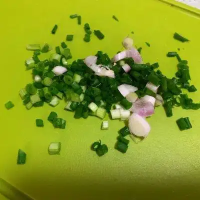 如何制作鲜爽香嫩的白切鸡_白切鸡怎么做才皮脆肉滑_做白切鸡什么料