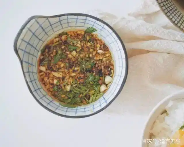 白斩鸡做法大全_白斩鸡蘸料配方_做白切鸡什么料