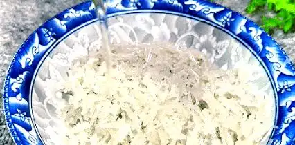 白菜粉条蒸饺的做法_夏季饮食建议_清爽蔬菜选择