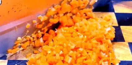 白菜粉条蒸饺的做法_清爽蔬菜选择_夏季饮食建议