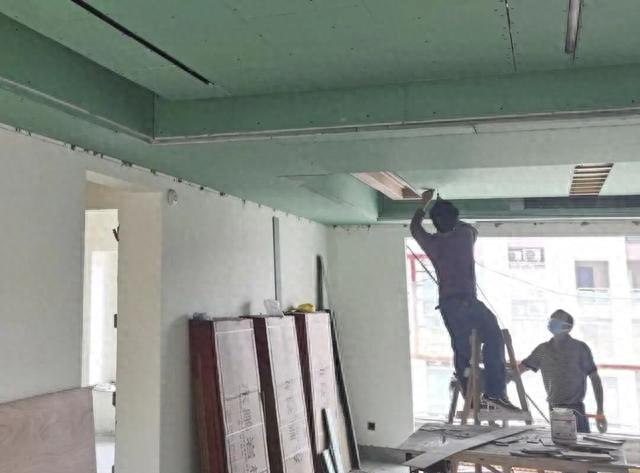 极简吊顶设计客厅空间放大_法式雕花吊顶避坑指南_矿棉板吊顶收边