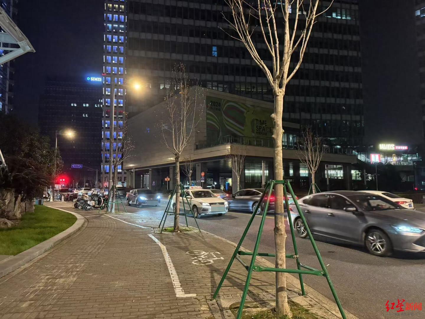 滴滴致歉网约车臭车问题,司机诉苦成本高 记者走访:一天成本200多元 平台抽成约25-30%(图1) 网约车司机车内环境改善措施_租车费用多少钱一天_网约车司机收入低平台抽成高