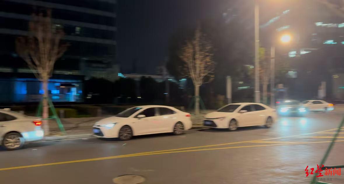 滴滴致歉网约车臭车问题,司机诉苦成本高 记者走访:一天成本200多元 平台抽成约25-30%(图2) 网约车司机收入低平台抽成高_租车费用多少钱一天_网约车司机车内环境改善措施