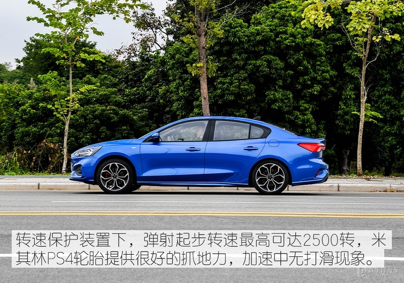 福克斯中期改款_新款福特福克斯评测_经典福克斯车保险杠