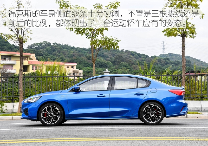 福克斯中期改款_经典福克斯车保险杠_新款福特福克斯评测