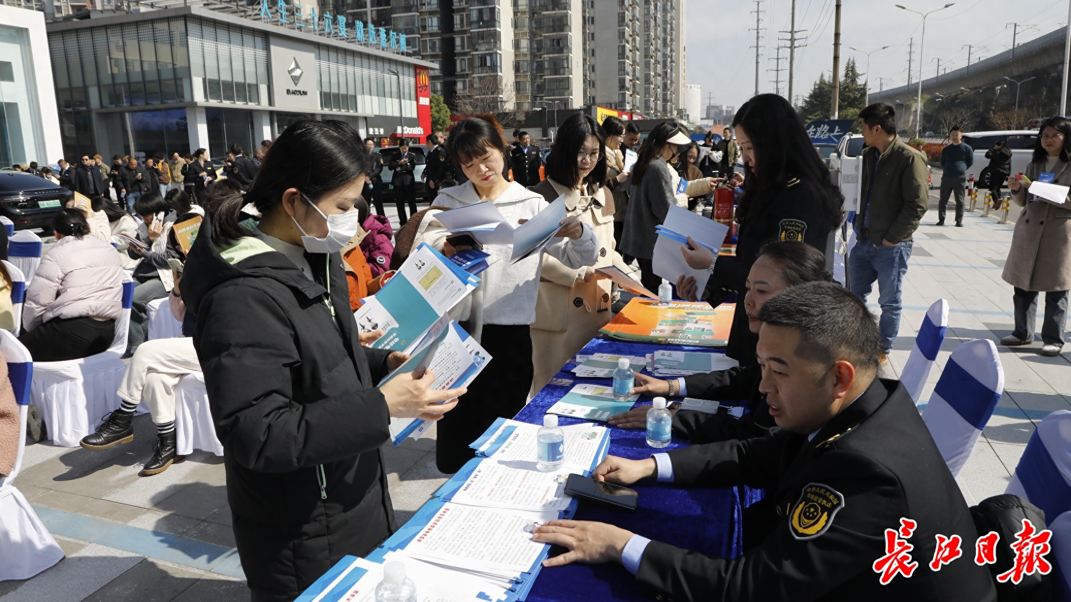 最新分析报告出炉!新车三包期内修理超30天可要求退换车(图1) 家用汽车三包规定_部分商品修理更换退货责任规定_汽车消费维权典型案例
