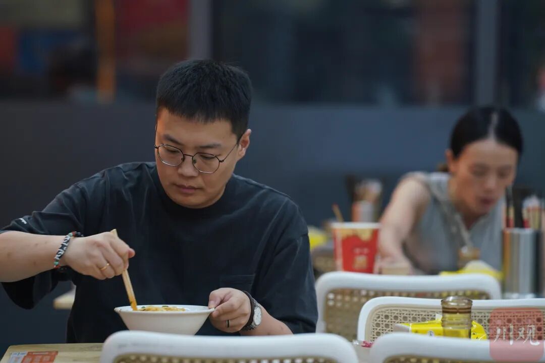 成都这家老面馆，一年卖出30多万碗面！真这么赚？