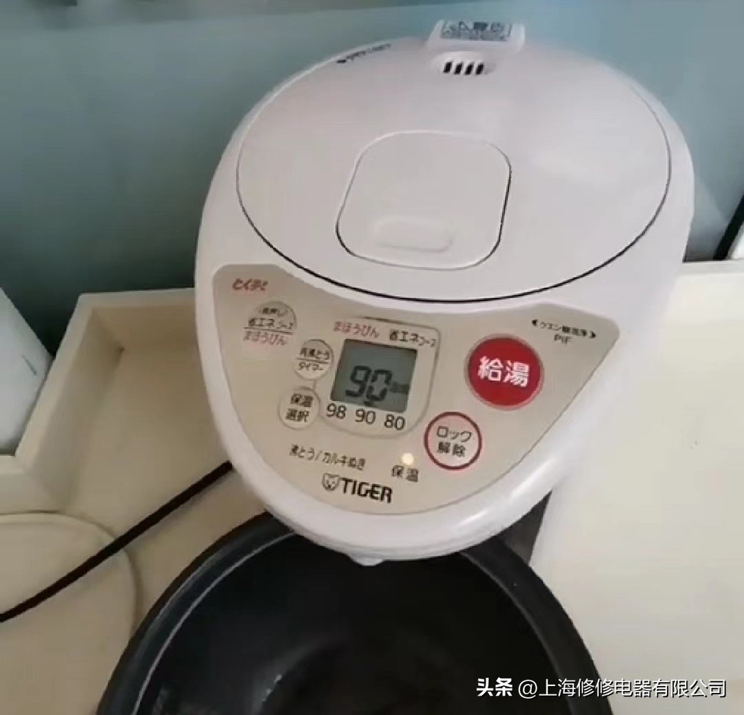 日本进口虎牌电水壶维修误插220V电源烧坏,不通电,不出水等故障(图2) 虎牌电热水瓶维修_日本进口电水壶故障维修_电水壶电压不匹配问题解决