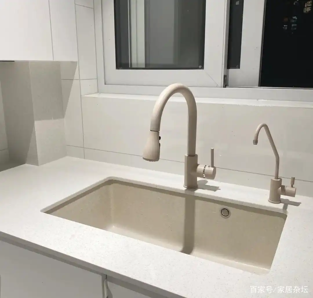 建议:厨房水槽安装,参照这3步!耐看还耐用,关键是结实(图1) 台面开孔步骤_厨房水槽尺寸确认_安装水槽水龙头