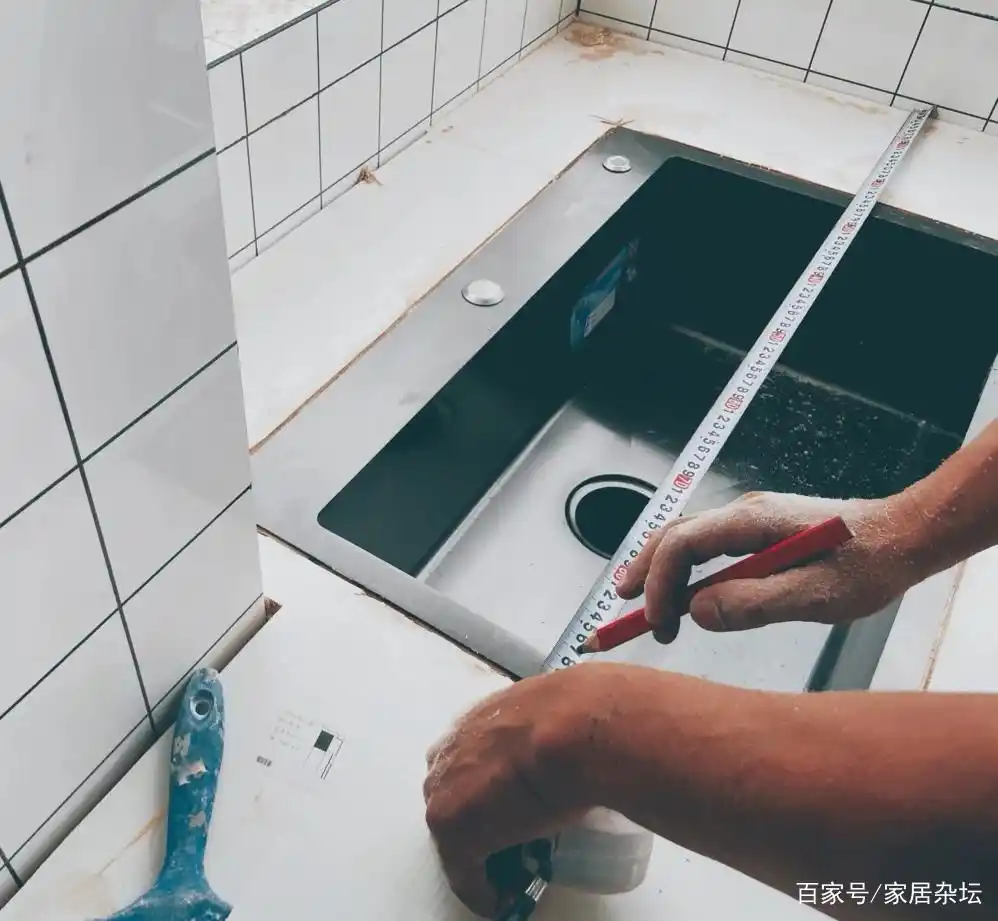 建议:厨房水槽安装,参照这3步!耐看还耐用,关键是结实(图4) 安装水槽水龙头_台面开孔步骤_厨房水槽尺寸确认