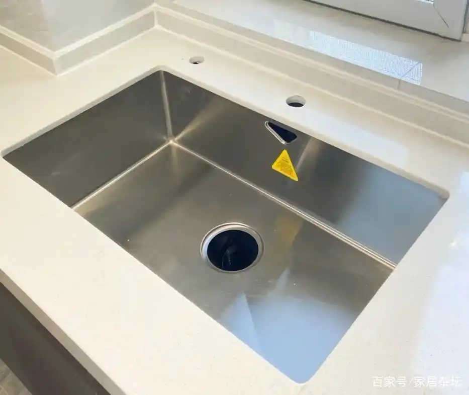 建议:厨房水槽安装,参照这3步!耐看还耐用,关键是结实(图5) 安装水槽水龙头_台面开孔步骤_厨房水槽尺寸确认