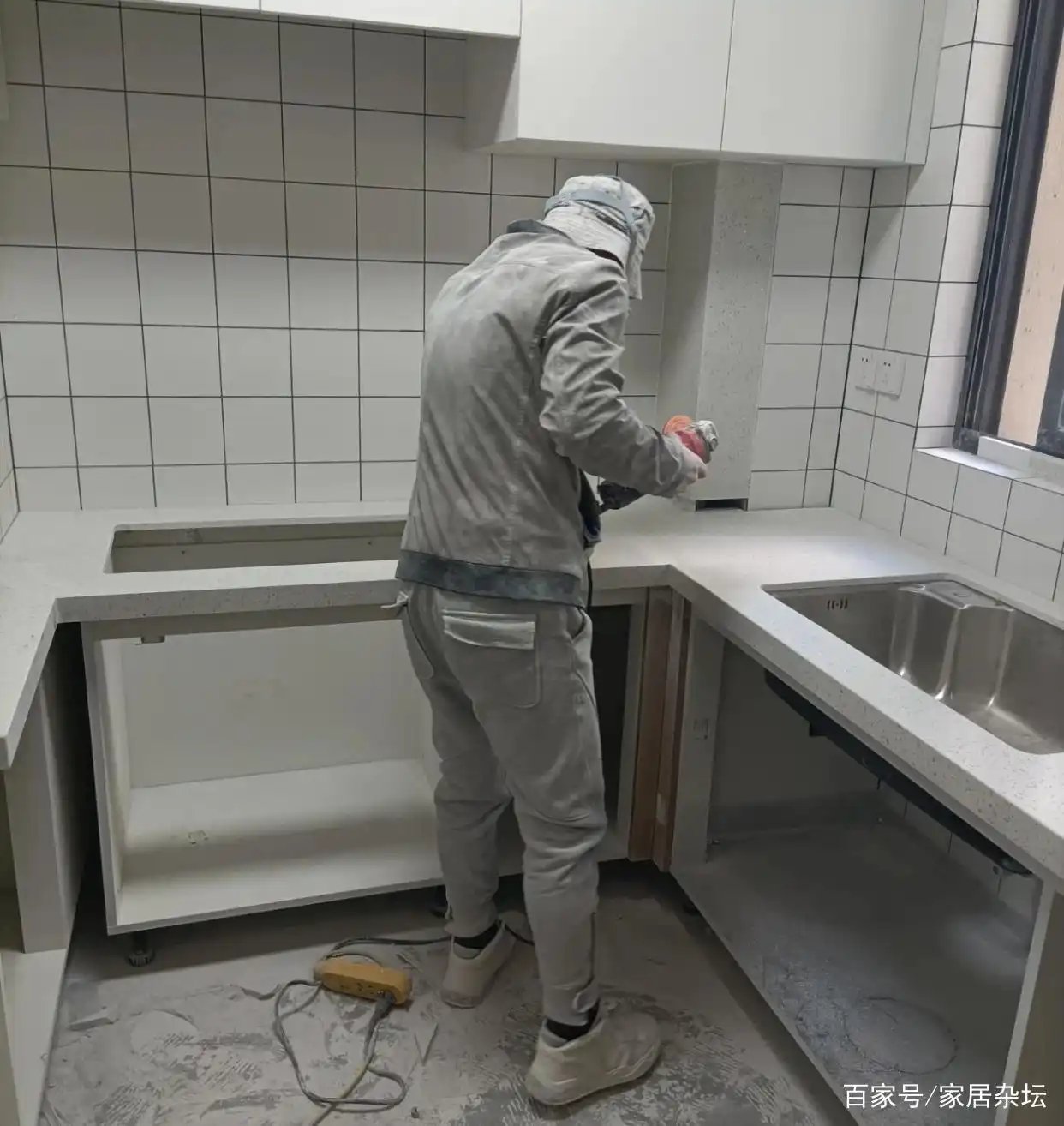 建议:厨房水槽安装,参照这3步!耐看还耐用,关键是结实(图7) 安装水槽水龙头_厨房水槽尺寸确认_台面开孔步骤