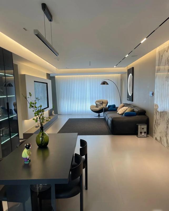 青岛170平大平层深色系装修_深色系大平层设计细节_青岛房子多少钱一平方