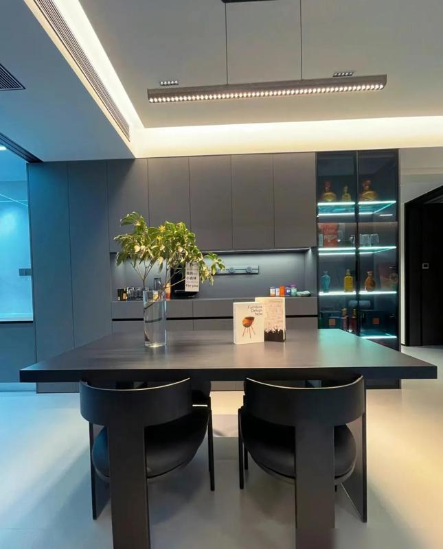 青岛170平大平层深色系装修_青岛房子多少钱一平方_深色系大平层设计细节