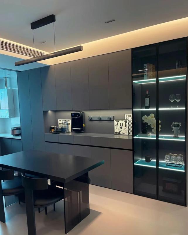 青岛170平大平层深色系装修_青岛房子多少钱一平方_深色系大平层设计细节