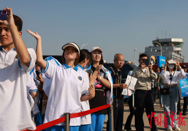 天津警用直升机价格_第六届中国天津国际直升机博览会_陆军风雷飞行表演队