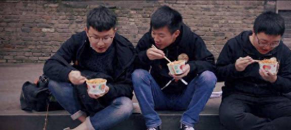 大汉推车做广式肠粉,食客来晚蹲路边吃,老板:明星来了也是这样(图1) 小吃车肠粉制作方法_小吃手推车款式图片_广式肠粉制作过程