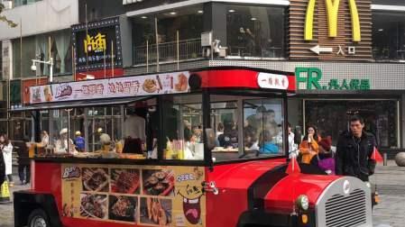 大汉推车做广式肠粉,食客来晚蹲路边吃,老板:明星来了也是这样(图2) 广式肠粉制作过程_小吃车肠粉制作方法_小吃手推车款式图片