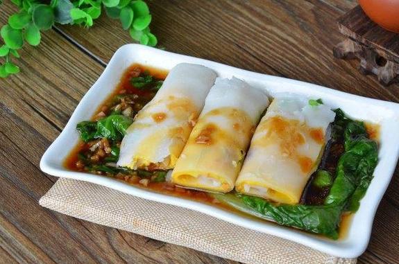 大汉推车做广式肠粉,食客来晚蹲路边吃,老板:明星来了也是这样(图3) 广式肠粉制作过程_小吃手推车款式图片_小吃车肠粉制作方法