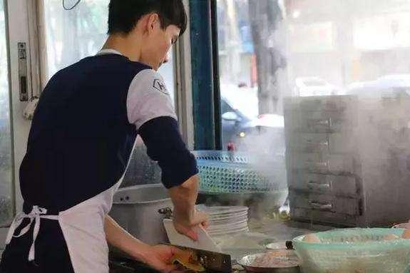 大汉推车做广式肠粉,食客来晚蹲路边吃,老板:明星来了也是这样(图5) 小吃手推车款式图片_广式肠粉制作过程_小吃车肠粉制作方法